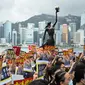 Demonstran berkumpul di Tsim Tsa Tsui Promenade untuk memprotes pengaruh China yang semakin besar terhadap Hong Kong (AFP Photo)