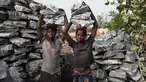  Bocah perempuan mengangkat bongkahan batu saat bekerja di sebuah tambang di Ouagadougou, Burkina Faso, 21 Desember 2015. 12 Juni ditetapkan sebagai Hari Penentangan Pekerja Anak Sedunia. (NABILA EL Hadad / AFP)