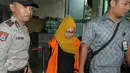 Direktur Keuangan PT Berdikari Siti Marwa dikawal petugas meninggalkan KPK, Jakarta, Kamis (26/5). Siti Marwa kembali diperiksa sebagai tersangka kasus suap pengadaan pupuk urea di PT Berdikari (Persero) periode tahun 2010-2012 (Liputan6.com/Helmi Afandi)