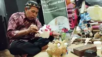 Abah Djani (62 tahun), salah seorang perajin seni ukir Wayang Golek di Kabupaten Purwakarta. Foto (Liputan6.com/Asep Mulyana)