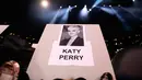 Foto penyanyi Katy Perry tertempel di tempat duduk untuk perhelatan Grammy Awards 2019 di Staples Center, Los Angeles, Kamis (7/2). Grammy Awards ke-61 diadakan pada 10 Februari pukul 20.00 waktu setempat. (Matt Sayles/Invision/AP)
