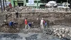 Pekerja Suku Dinas Sumber Daya Air Jakarta Timur menyelesaikan perbaikan turap di Kali Utan Kayu, Jakarta, Rabu (15/7/2020). Perbaikan turap yang ditargetkan rampung pada akhir Agustus 2020 tersebut bertujuan memperlancar aliran kali dan mencegah terjadinya banjir. (merdeka.com/Iqbal S. Nugroho)
