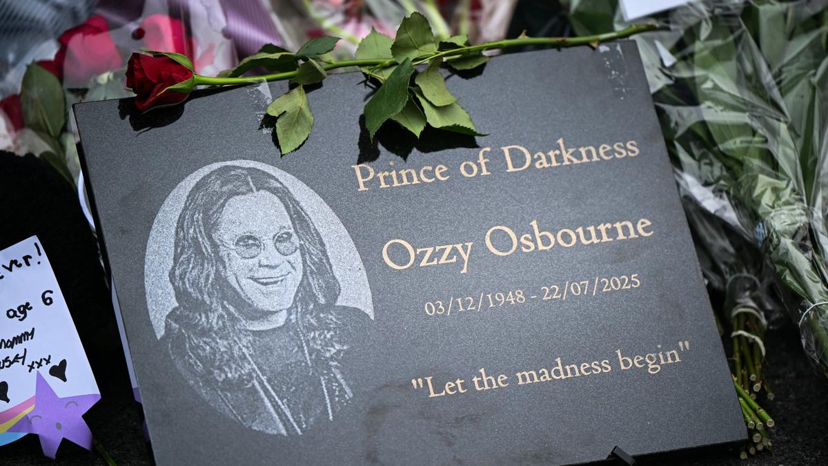 Ozzy Osbourne Dimakamkan Secara Privat, Usai Prosesi di Kampung Halaman Black Sabbath yang Dihadiri Ribuan Fans
