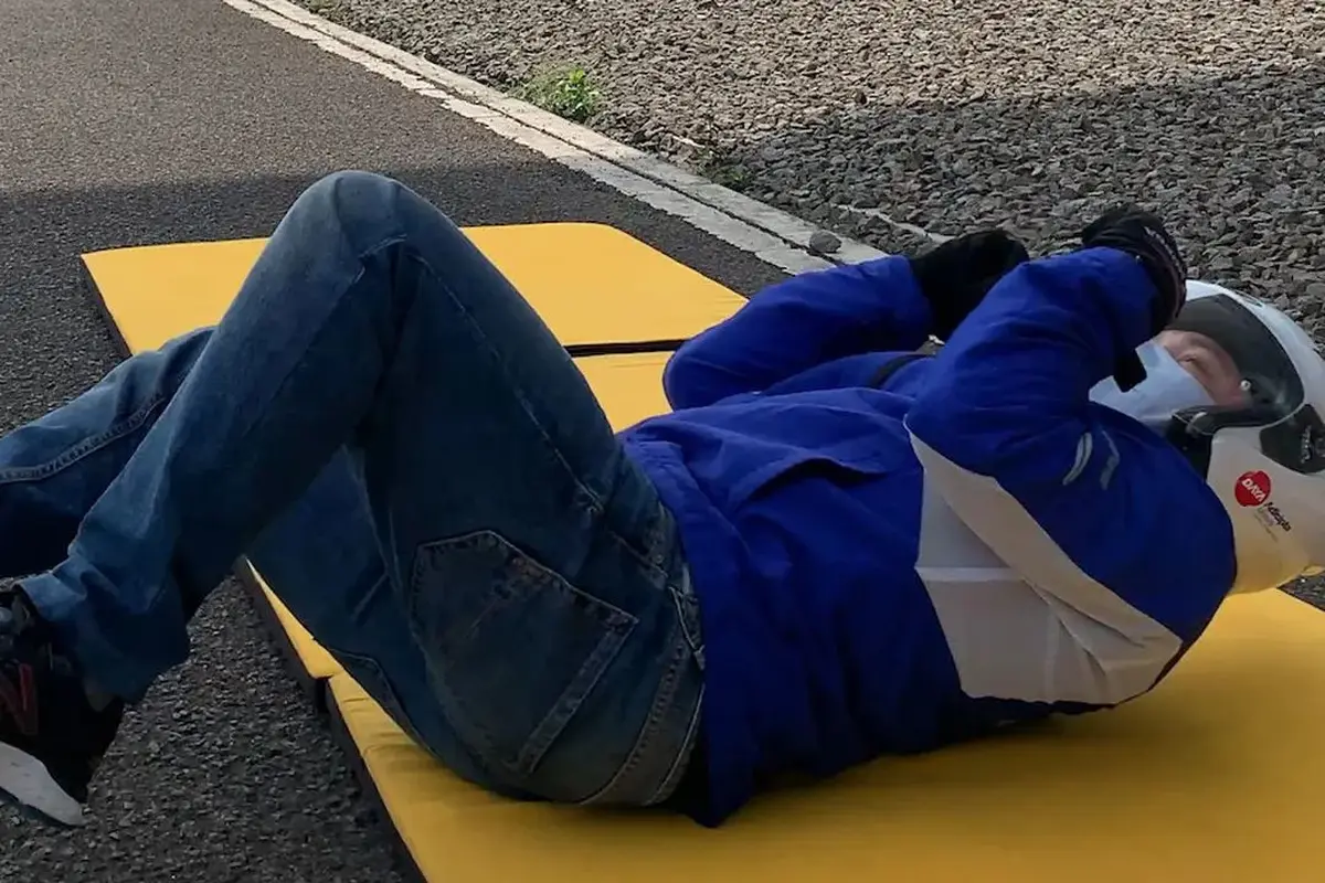 Jangan Langsung Berdiri Setelah Terjatuh dari Motor, Ini Penjelasannya