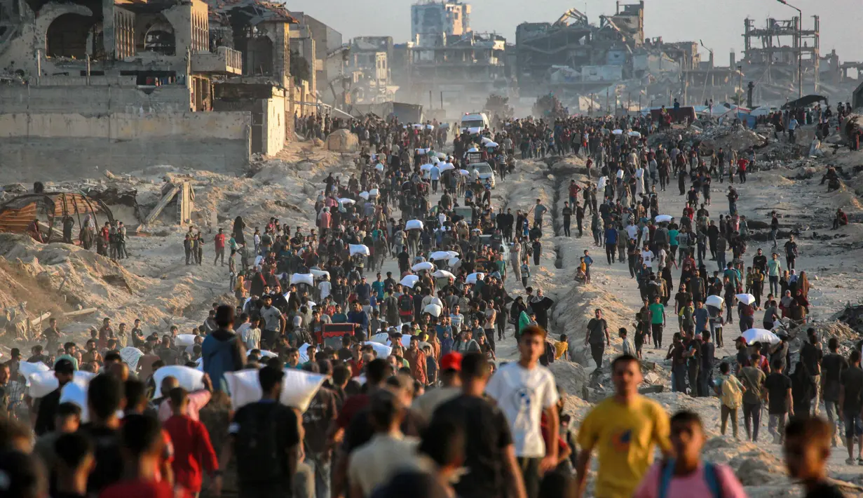 Truk-truk bantuan kemanusiaan dilaporkan masuk ke Jalur Gaza utara melalui penyeberangan perbatasan Zikim yang dikuasai Israel. (BASHAR TALEB/AFP)
