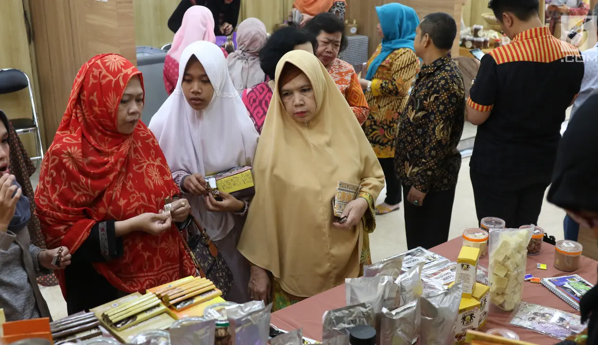 Pengunjung melihat produk coklat dalam pameran kakao dan coklat di Kementerian Perindustrian, Jakarta, Selasa (17/9/2019). Kemenprin mengusulkan pengenaan PPN sebesar 0% bagi produsen industri pengolahan kakao guna meningkatkan daya saing produk dalam negeri. (Liputan6.com/Angga Yuniar)