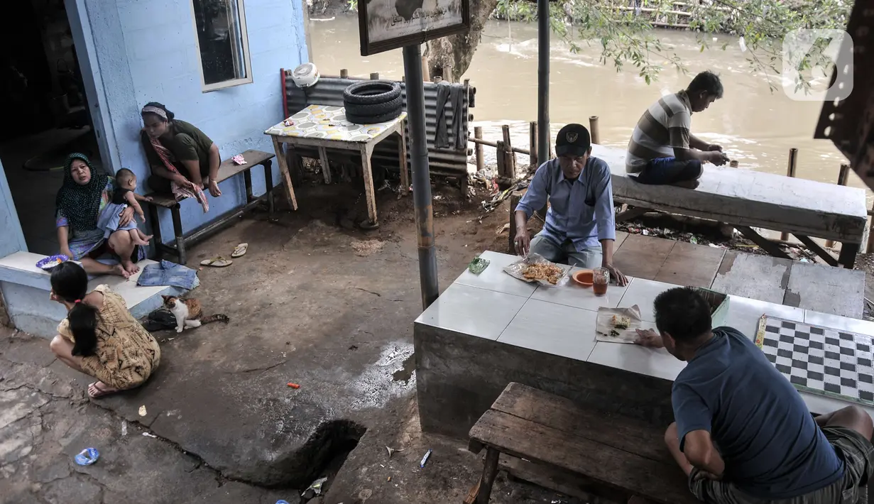 Aktivitas warga di bantaran Kali Ciliwung, Jakarta, Selasa (31/1/2023). Diketahui, Pemprov DKI menganggarkan Rp 700 miliar untuk pembebasan lahan normalisasi Ciliwung menggunakan anggaran itu masuk Rancangan Peraturan Daerah tentang APBD DKI Tahun Anggaran 2023. (merdeka.com/Iqbal S Nugroho)