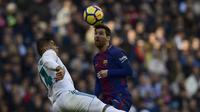Lionel Messi (kanan) belum bisa berbuat banyak di El Clasico antara Real Madrid vs Barcelona ( JAVIER SORIANO / AFP)