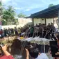 Polda Gorontalo saat melakukan pemusnahan minuman keras dari berbagai jenis (Arfandi Ibrahim/Liputan6.com)