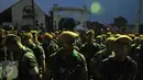 Sejumlah anggota TNI bersiap mengikuti apel sebelum eksekusi penertiban permukiman di Pasar Ikan, Penjaringan, Jakarta, Senin (11/4). Sebanyak 4.218 personel gabungan dikerahkan untuk mengamankan proses penertiban tersebut (Liputan6.com/Gempur M Surya)