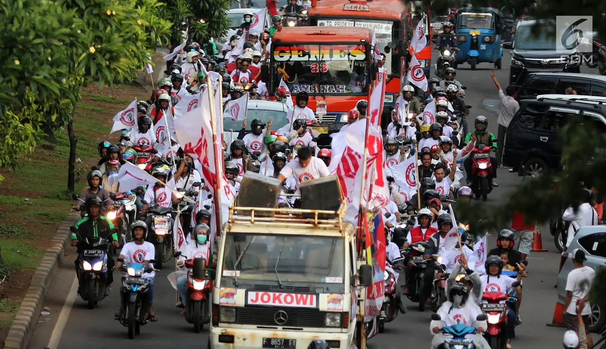 Relawan capres dan cawapres nomor urut 01 Joko Widodo atau Jokowi dan Ma'ruf Amin menggelar konvoi menuju lokasi debat Pilpres 2019 di Jakarta, Minggu (17/2). Massa berkonvoi menggunakan sepeda motor, bus, dan truk. (Liputan6.com/JohanTallo)