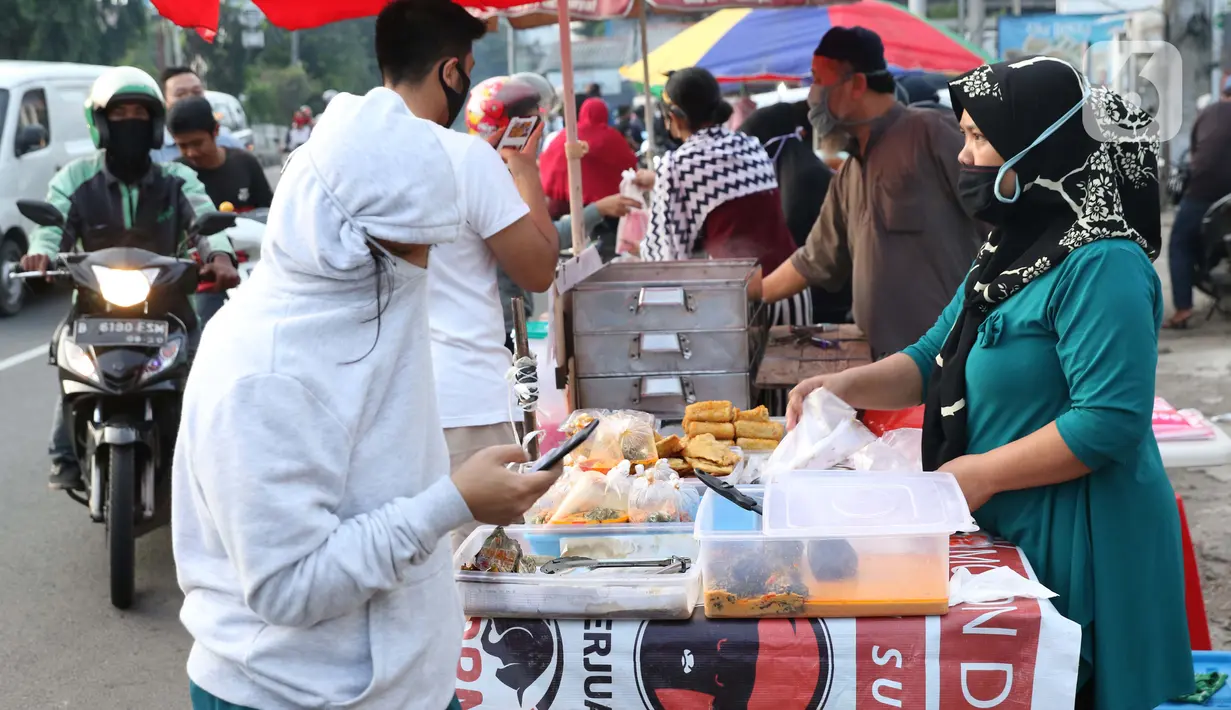 Warga memilih makanan untuk berbuka puasa (takjil) di kawasan Jalan Panjang, Jakarta, Selasa (5/5/2020). Pandemi virus COVID-19 dan pelaksanaan Pembatasan Sosial Berskala Besar (PSBB) berimbas pada sepinya pembeli takjil di kawasan tersebut. (Liputan6.com/Helmi Fithriansyah)