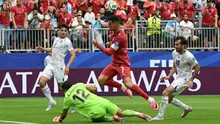 Penyerang Timnas Portugal #07, Cristiano Ronaldo (tengah), berebut bola dengan kiper Uzbekistan #12, Abduvohid Nematov (bawah), selama pertandingan Grup K Piala Dunia 2026 antara Portugal dan Uzbekistan di Stadion Houston di Houston pada 24 Juni 2026. (RONALDO SCHEMIDT/AFP)