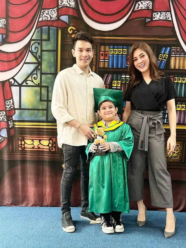 Dhena Devanka dan Jonathan Frizzy hadir dalam wisuda anak mereka (Foto: Instagram @dhenafrizzy)