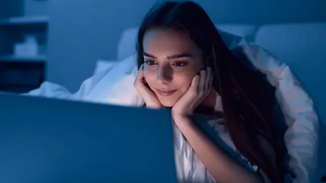 Lebih Dari Sekedar Hiburan, Inilah 4 Dampak Positif dari Hobi Menonton