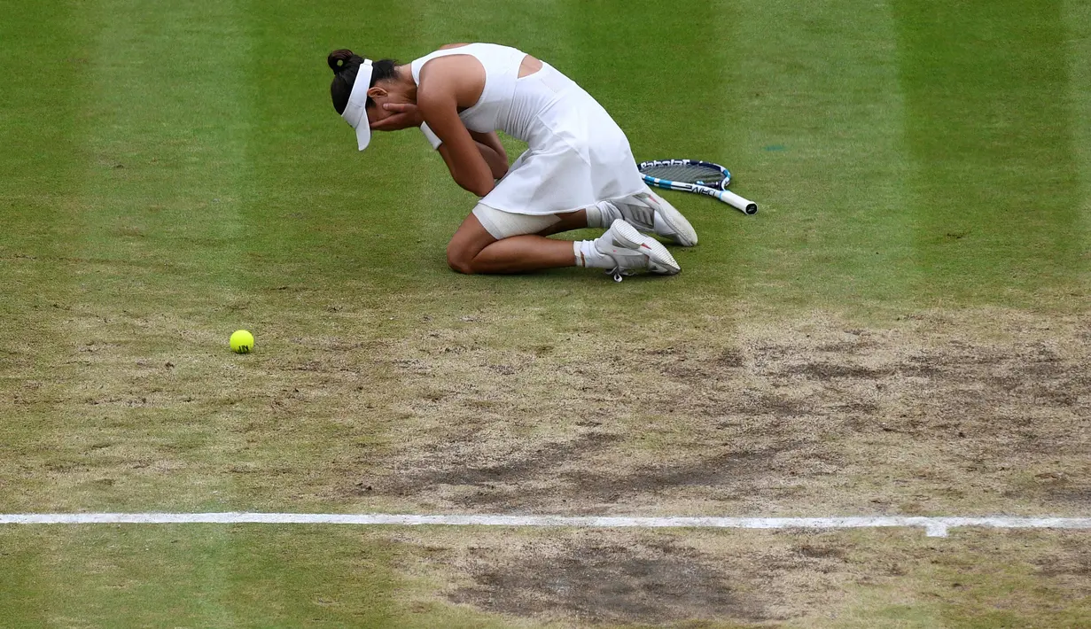 Petenis Spanyol, Garbine Muguruza bereaksi setelah mengalahkan petenis AS Venus Williams pada final turnamen grand slam Wimbledon di London, Sabtu (15/7). Muguruza menang dua set langsung 7-5 6-0 atas Venus. (Facundo Arrizabalaga/Pool Photo via AP)