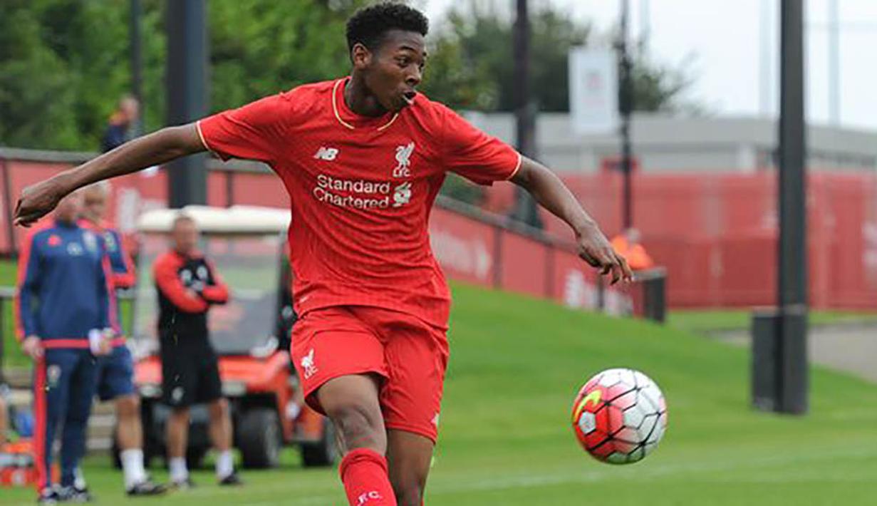 2. Kane Lewis (18 tahun), memulai karier di Brentford sebelum gabung tim junior Liverpool. Pemain yang bisa ditempatkan sebagai bek tengah ataupun kanan ini sempat menghiasi bangku cadangan The Reds, namun belum melakukan debut. (Squawka)