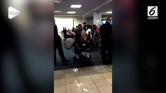 Seorang wanita dikeluarkan paksa dari pesawat karena membawa seekor tupai. Insiden ini terjadi di Bandara Internasional Orlando.