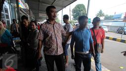 Petugas dari Polsek Senen menangkap beberapa calo tiket kereta api di Stasiun Senen, Jakarta, Senin (29/6/2015). Razia tersebut dilakukan untuk mengamankan stasiun dari para calo yang merugikan calon penumpang. (Liputan6.com/Faizal Fanani) 