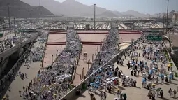 Umat Muslim berjalan menuju tempat melempar jumrah sebagai rangkaian ibadah haji di Mina, Arab Saudi, Rabu 27 Mei 2026. (AP Photo/Altaf Qadri)