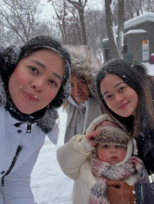 Quebec City menawarkan suasana musim dingin yang indah, dengan salju lebat dan arsitektur klasik bergaya Eropa. Kota ini menjadi latar sempurna bagi liburan keluarga Gracia Indri, menciptakan kenangan tak terlupakan, ditambah kehadiran sang ibunda. (Liputan6.com/IG/@giselacindy12)