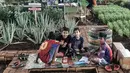 Anak-anak saat bermain di taman kolong flyover Cipinang, Jakarta, Senin (1/2/2021). Selain sayur seperti sawi dan kangkung, taman ini juga dilengkapi kolam ikan yang hasil panennya untuk dikonsumsi oleh warga sebagai program ketahanan pangan. (merdeka.com/Iqbal S. Nugroho)