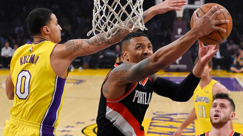 Aksi Damian Lillard saat Blazers melawan Lakers