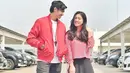 Gaya busana mereka selalu kompak. Caesar tampil kece saat memakai jaket merah dan kaus putih serta Felicya tampil menawan dengan kemeja flanel kotak-kotak yang berwarna senada. (Liputan6.com/IG/@hitocaesar)