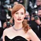 Jessica Chastain tak kalah memesona dengan kalung emas putih 18 karat yang menampilkan tubi berbentuk oval 112,52 karat dan berlian 13,57 karat. (Foto: Chopard)