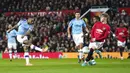 Penyerang Manchester City, Raheem Sterling, melepaskan tendangan ke gawang Manchester United pada laga Piala Liga Inggris di Stadion Old Trafford, Rabu (8/1/2020). Manchester United kalah 1-3 dari Manchester City. (AP/Jon Super)