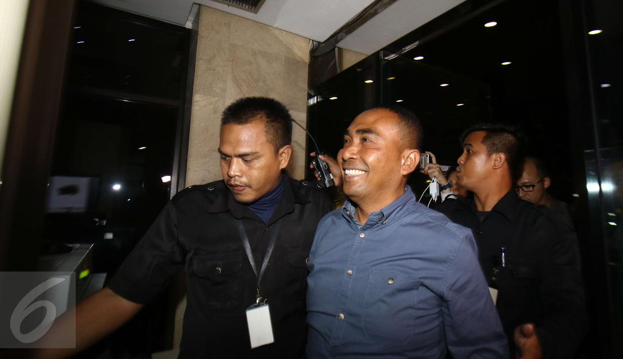 Pemanggilan kali kedua terhadap Samsu oleh KPK ini terkait dengan kasus suap sengketa pemilihan kepala daerah Kabupaten Buton di Mahkamah Konstitusi pada 2011-2012, Jakarta, Rabu (25/1). (Liputan6.com/Helmi Afandi)