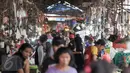 Aktivitas jual beli di pasar tradisional Pasar Minggu, Jakarta, meningkat menjelang Lebaran 1437 H, Senin (4/7). Warga menyerbu pasar tradisional untuk mencari kebutuhan Hari Raya Idul Fitri. (Liputan6.com/Yoppy Renato)