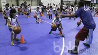 Sejumlah anak mengikuti pelatihan basket oleh Jr NBA di Cilandak Sports Center, Jakarta, Sabtu (25/03/2017). Nantinya dipilih delapan anak laki-laki dan delapan perempuan sebagai personel Jr. NBA Indonesia 2017 All Stars. (Bola.com/M Iqbal Ichsan)