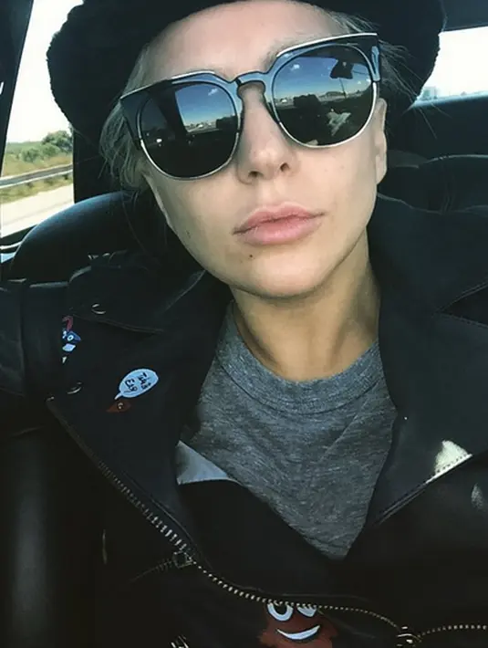 Penyanyi bernama lengkap Stefani Joanne Angelina Germanotta ini memakai kacamata hitam untuk menciptakan 'drama'dalam setiap penampilannya. (via instagram/@ladygaga)
