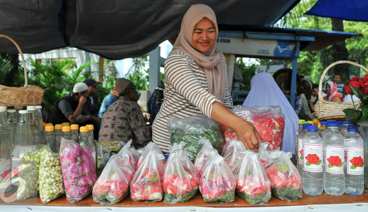 Penjual kembang merapikan dagangannya di TPU Karet Bivak, Jakarta, Minggu (29/5/2016). Pedagang kembang untuk keperluan ziarah mulai ramai jelang memasuki bulan Ramadan 2016. (Liputan6.com/Yoppy Renato)