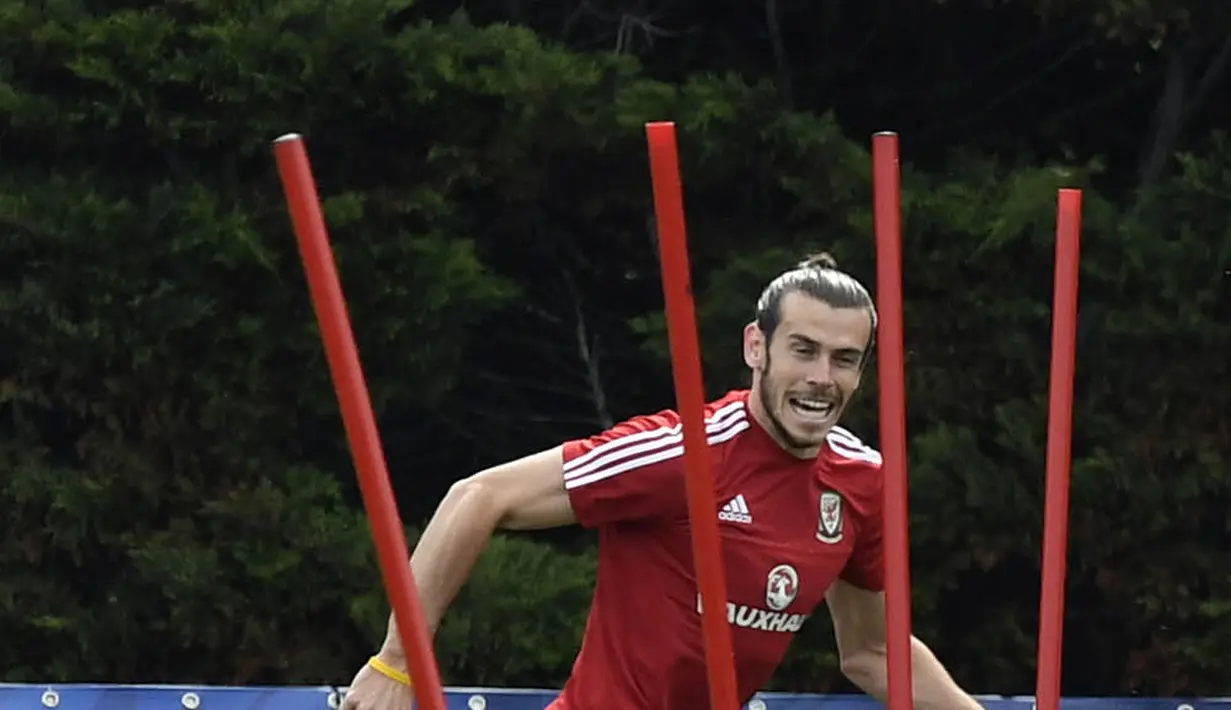 Penyerang Wales, Gareth Bale, tampak rileks berlatih jelang Piala Eropa 2016 di Dinard, Prancis, Kamis (9/6/2016). (AFP/Damien Meyer)
