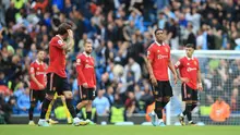 Pemain Manchester, Anthony Martial (kanan kedua) berjalan meninggalkan lapangan bersama rekannya usai laga lanjutan Liga Inggris 2022/2023 antara Manchester City melawan Manchester United di Etihad Stadium, Manchester pada Minggu (02/10/2022) malam WIB. (AFP/Lindsey Parnaby)