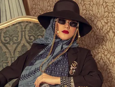 Perempuan kelahiran 23 April 1994 ini sangat necis saat bergaya kece. Tampilan glamor dengan kacamata hits dan topi hitam membuat Citra Kirana sukses bikin pangling. Gaya glamor kekinian dari Citra Kirana ini berhasil curi perhatian. (Liputan6.com/IG/@citraciki)