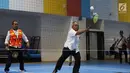 Aksi Menteri PUPR, Basuki Hadimuljono bertanding bulu tangkis di Training Facility Gelora Bung Karno, Jakarta, Kamis (10/5). Kunjungan Menteri Basuki untuk meninjau berbagai kesiapan fasilitas dan prasarana Asian Games 2018 (Liputan6.com/Angga Yuniar)