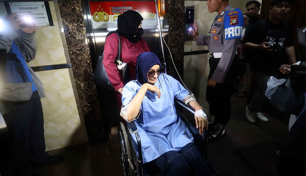 Buntut dari aksi saling sindir tersebut, keduanya kini sama-sama menyandang status tersangka dalam perkara yang berbeda. Tampak dalam foto, Samira Farahnaz atau yang biasa dikenal sebagai Dokter Detektif alias Doktif saat tiba di Mapolres Metro Jakarta Selatan, Kamis (22/1/2026). (Kapanlagi.com/Budy Santoso)