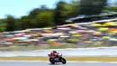 Pebalap Ducati, Andrea Dovisiozo, memacu motornya saat balapan di MotoGP Catalunya, Spanyol, Minggu (11/6/2017). Dovizioso menjadi yang tercepat dengan catatan waktu 44 menit 41,518 detik. (AFP/Josep Lago)