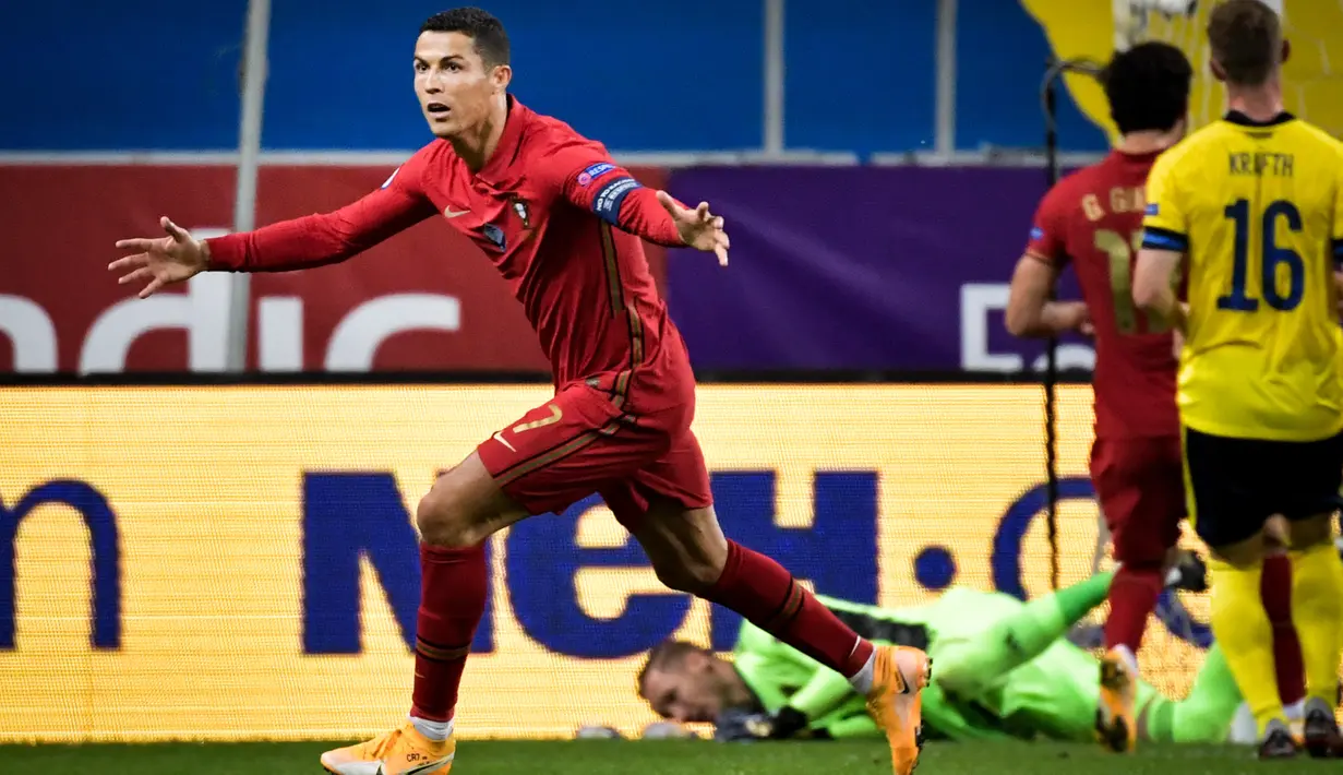 Megabintang timnas Portugal, Cristiano Ronaldo merayakan gol yang dicetaknya ke gawang Swedia pada laga UEFA Nations League A Group 3 di Friends Arena, Stockholm, Selasa (8/9/2020). Portugal kalahkan Swedia 2-0 lewat gol yang dibuat bintang mereka Cristiano Ronaldo. (Janerik Henriksson / TT via AP)