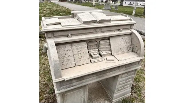 7 Potret Bentuk Batu Nisan Unik di Dunia, Bikin Suasana Makam Tak Seram