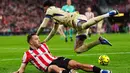 Berstatus sebagai tim tamu, Barcelona langsung mengontrol penguasaan bola sejak awal laga. Tampak dalam foto, pemain Barcelona, Marcus Rashford, melompati Andoni Gorosabel (bawah - Athletic Bilbao) pada pertandingan pekan ke-27 La Liga 2025/2026 di Stadion San Mames, Sabtu 7 Maret 2026 waktu setempat atau Minggu (8/3/2026) dini hari WIB. (AP Photo/Miguel Oses)