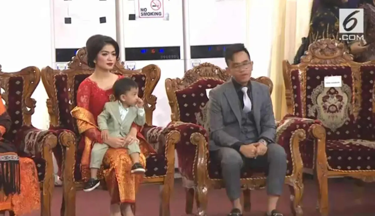 Cucu Presiden Jokowi, Jan Ethes Srinarendra saat dipangku sang ibu Selvi Ananda di prosesi adat pernikahan Kahiyang Ayu dan Bobby Nasution di Bukit Hijau Regency Taman Setia Budi (BHR Tasbi), Medan, Sabtu (25/11). (Liputan6.com/Vidio)