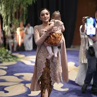 Ashanty dengan cucunya (Instagram/ashanty_ash)