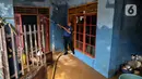 Bersama warga, mereka bahu-membahu menyikat sekaligus menyapu serta membersihkan rumah dari sisa material banjir. (Liputan6.com/Angga Yuniar)
