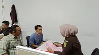 Tersangka Aulia Rahman (baju biru) saat dilimpahkan ke Jaksa  Penuntut Umum, Kejari Bandar Lampung. Foto (Istimewa).