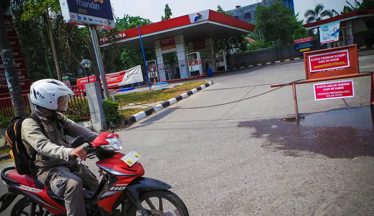 Biasanya, angkutan umum seperti mikrolet dan metromini yang menggunakan bahan bakar solar mengantre di SPBU di kawasan Jakarta Utara ini, Jakarta,(29/8/14). (Liputan6.com/Faizal Fanani)