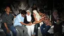 Istri Suhardi, Lestari Rahayu Waluyati (tengah), tidak kuasa menahan kesedihan saat persemayaman jenazah di kantor DPP Partai Gerindra, (29/8/2014). (Liputan6.com/Helmi Fithriansyah)